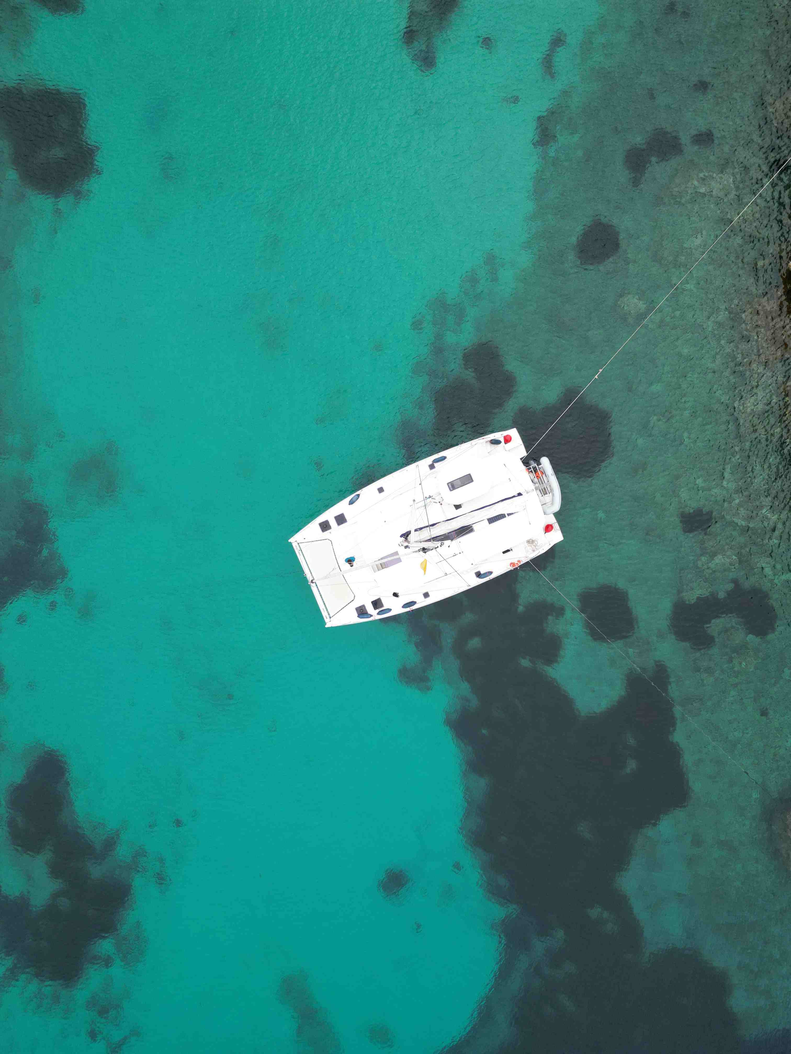 Katamaran von oben im t&uuml;rkisen Wasser Mallorcas