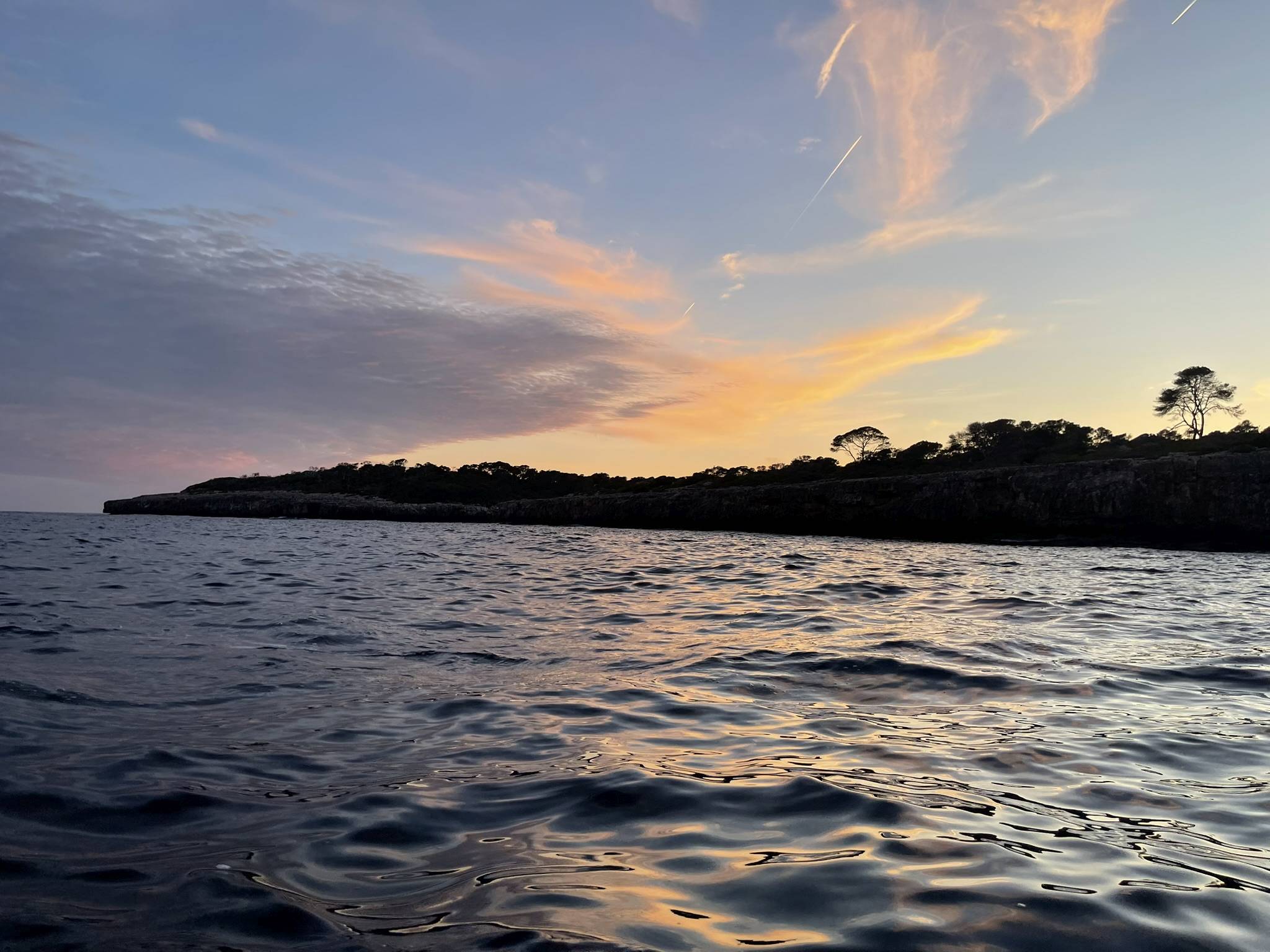 Sonnenuntergang &uuml;ber einer Cala auf Mallorca